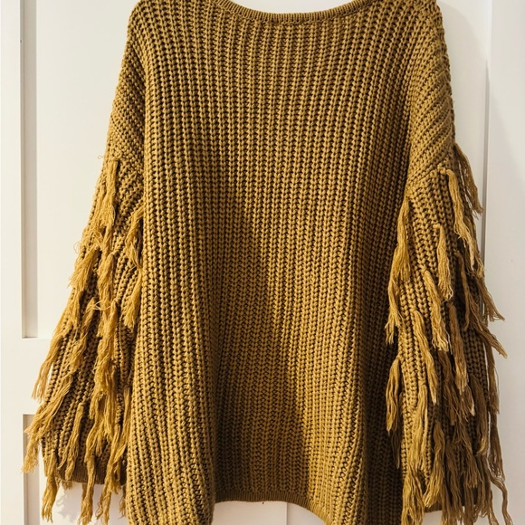 Women’s Hayden Sweater with Fringe Details - Picture 2 of 3